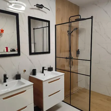 Somewhere Between Apartmán