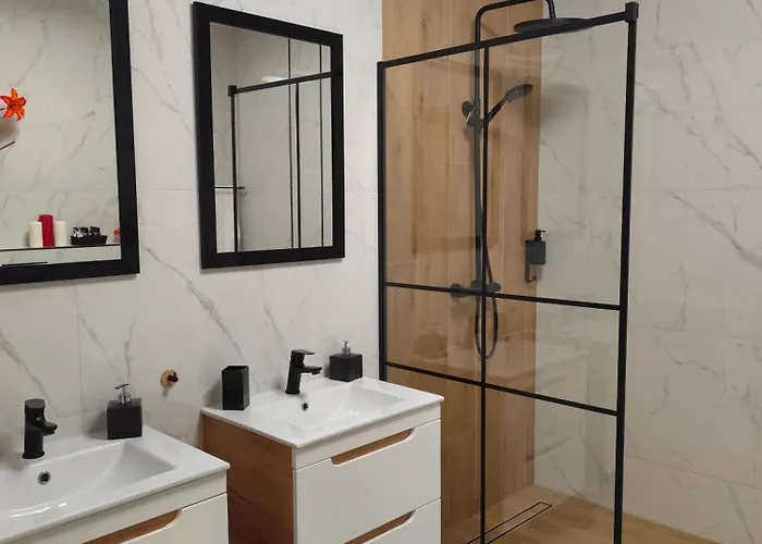 Somewhere Between Lägenhet