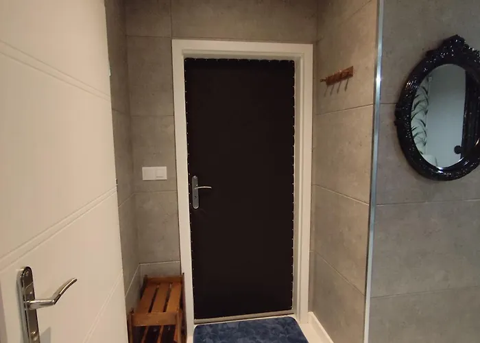 Somewhere Between Lägenhet